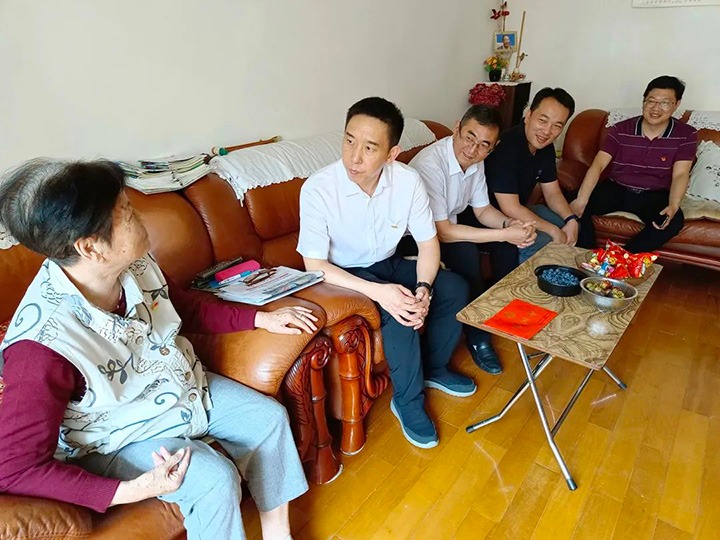 走访慰问老党员　不忘初心送关怀——意昂体育 | 智能运动新世代的引领者（煤化）集团党委副书记、工会主席王鑫到老干党总支开展“七一”慰问活动
